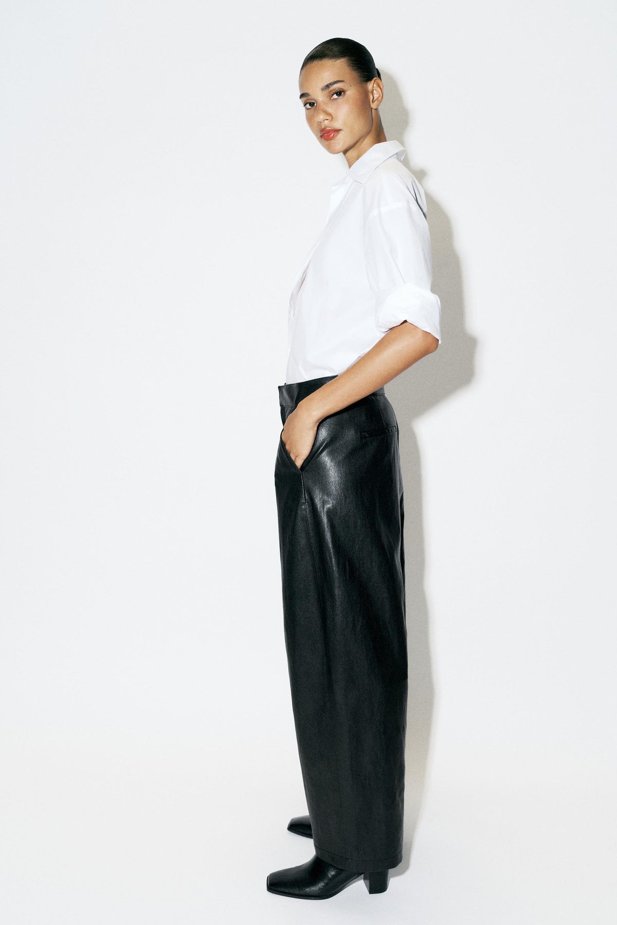 #121315, Noir